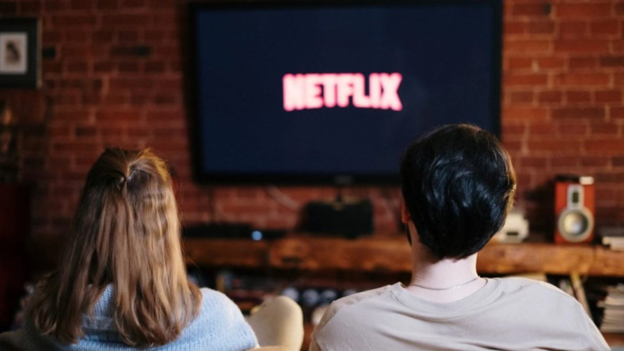 Coppia che guarda Netflix - MovieTele.it