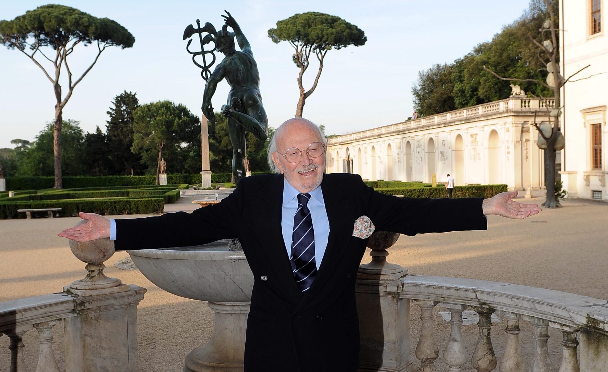 Il maestro Armando Trovajoli in posa durante il photo call prima dell'inizio della serata dell'annuncio delle cinquine dei Nastri d'Argento 2010, il 27 maggio 2010 a Villa Medici a Roma. [credit: Claudio Onorati/on-PAL]