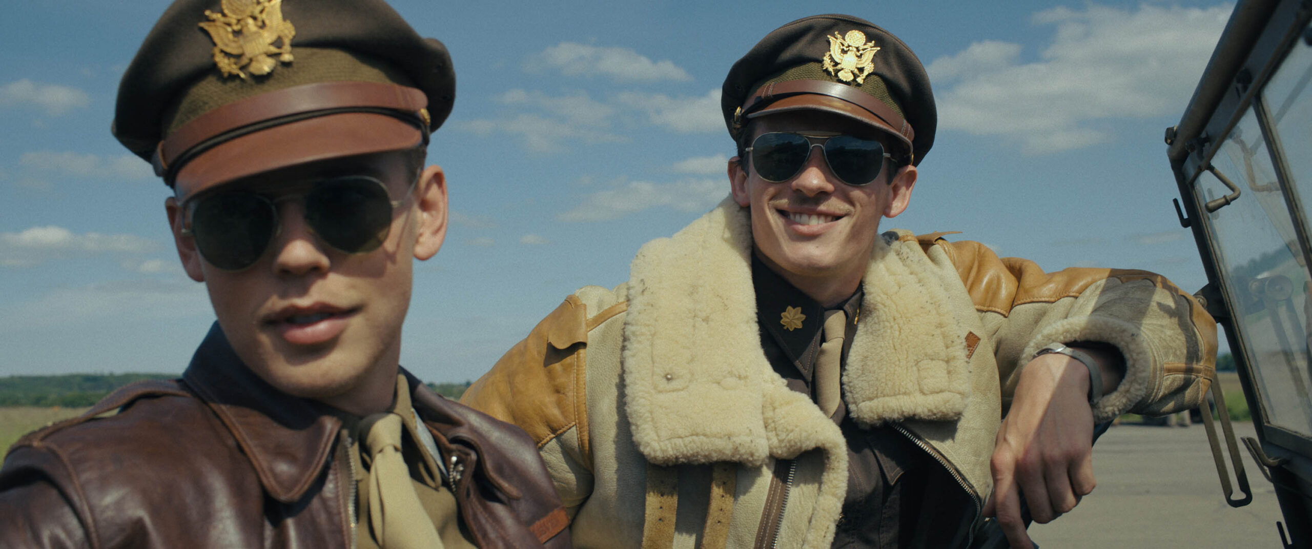 Austin Butler e Callum Turner in Masters of the Air 1x04 [tag: Austin Butler, Callum Turner] [credit: courtesy of Apple]