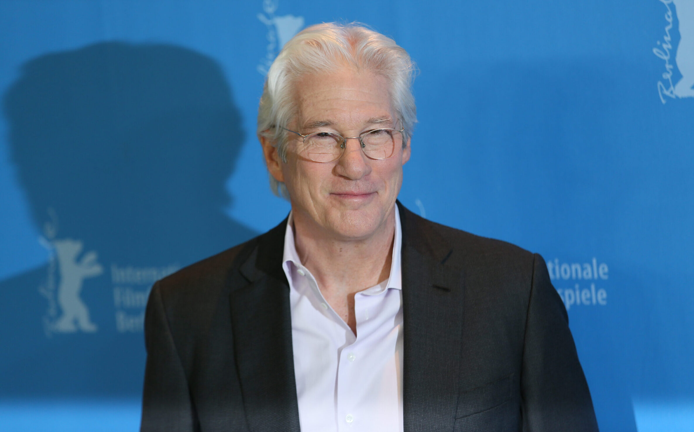 L'attore Richard Gere partecipa al photocall di 'The Dinner' durante il Festival Internazionale del Cinema di Berlino 67 al Grand Hyatt Hotel il 10 febbraio 2017 a Berlino, Germania [credit: Denis Makarenko/Shutterstock.com]