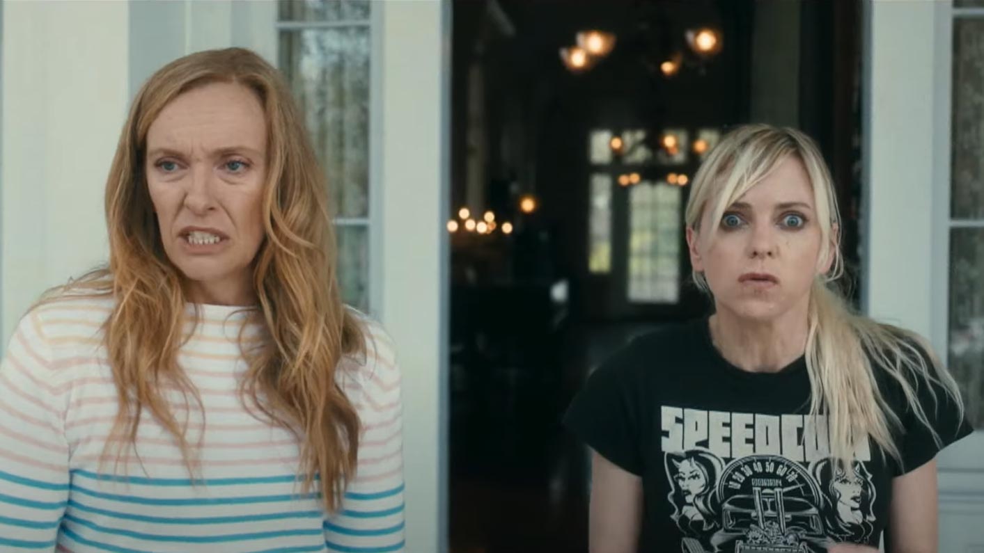 Toni Collette e Anna Faris nel film The Estate, scena da trailer