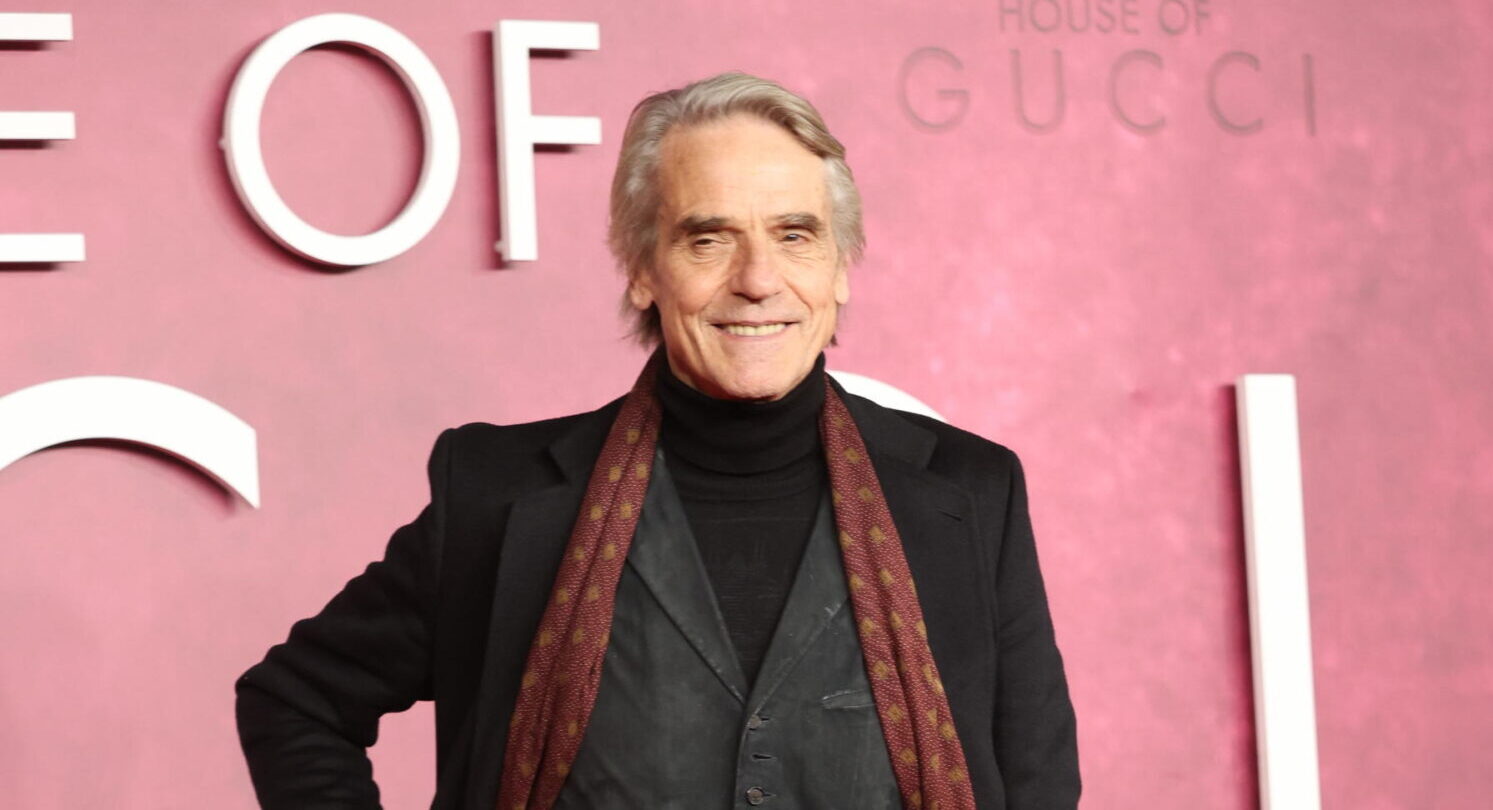 L'attore inglese Jeremy Irons partecipa alla prima britannica del film 'House of Gucci' all'Odeon Leicester Square a Londra, Gran Bretagna, il 9 novembre 2021. [credit: EPA/Vickie Flores]