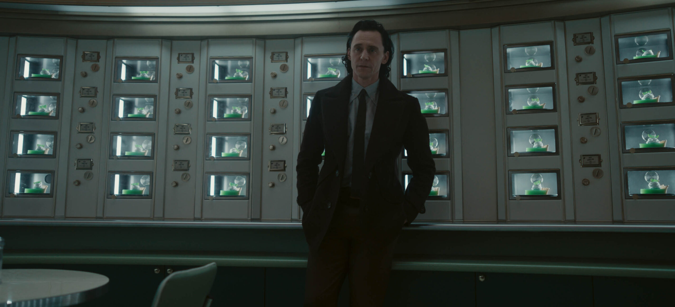 Tom Hiddleston come Loki in Loki 204 [tag: Tom Hiddleston] [credit: courtesy of Marvel Studios; Copyright 2023 Marvel]