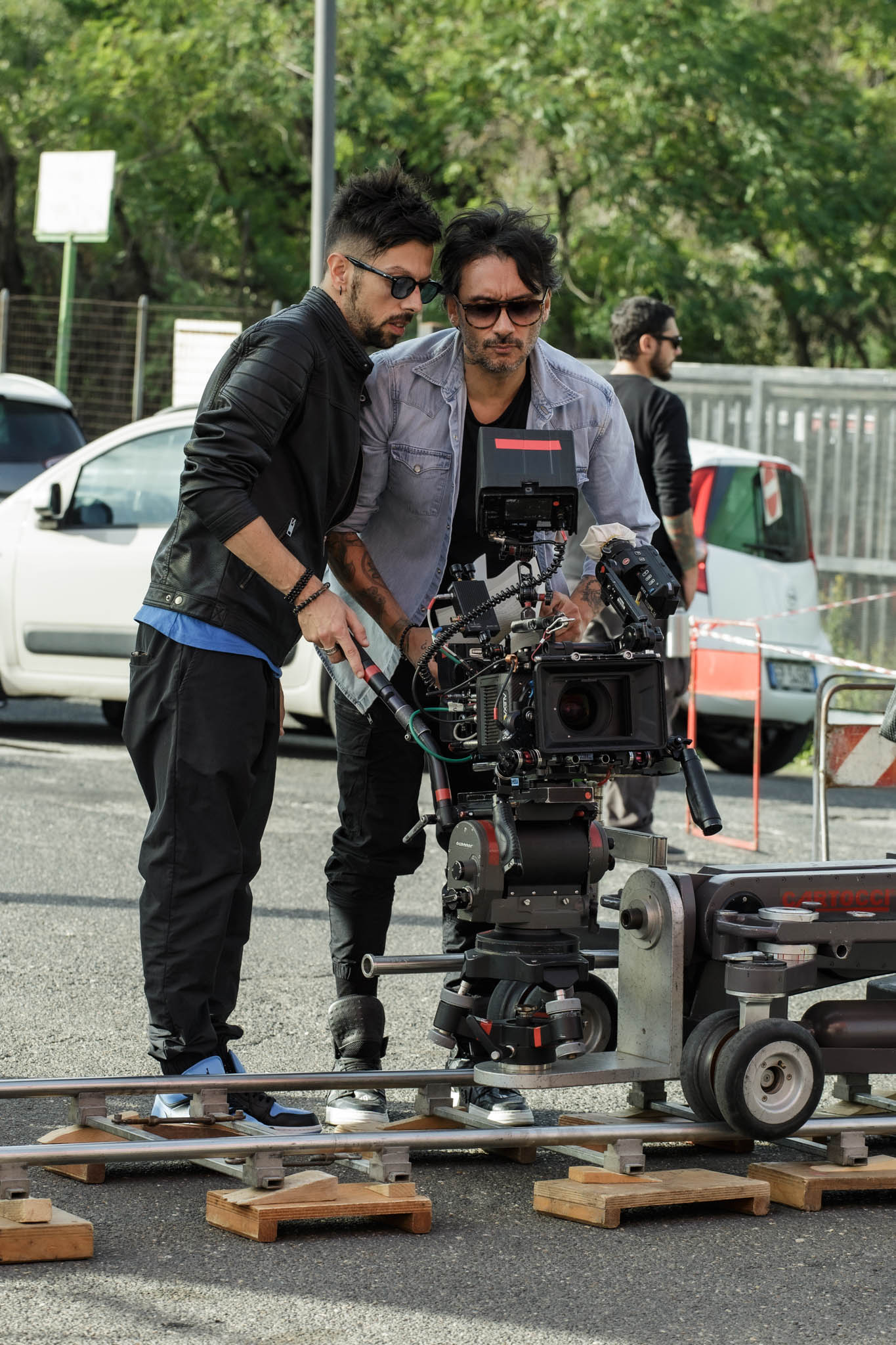 Alessio De Leonardis e Fabrizio Moro sul set del loro film 'Martedì e Venerdì' [credit: Claudio Junior Bielli/CJB photo]