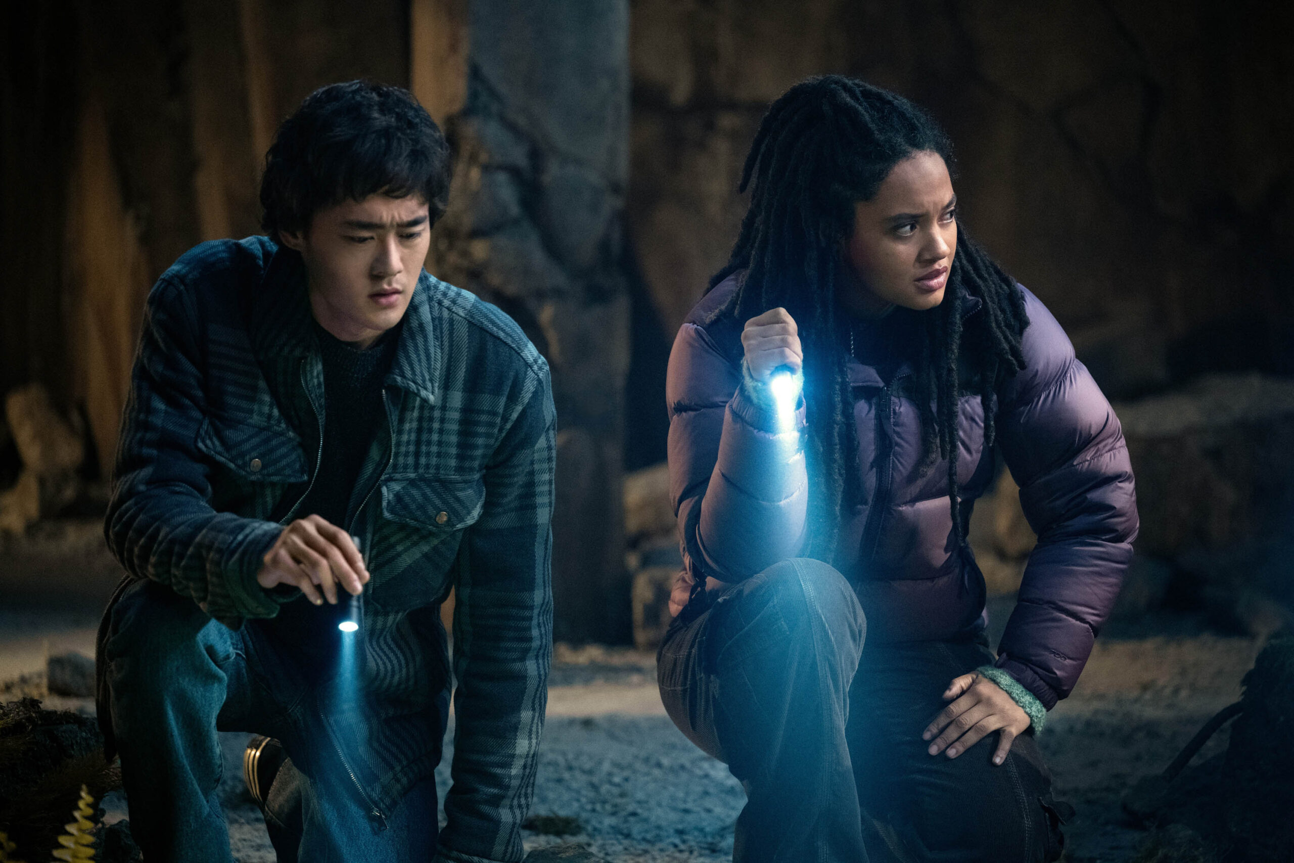 Ren Watabe e Kiersey Clemons in Monarch: Legacy of Monsters 1x08 [tag: Ren Watabe e Kiersey Clemons] [credit: Diyah Pera; courtesy of Apple]