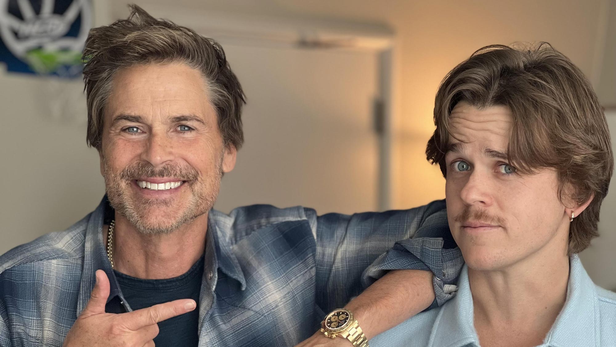 Rob Lowe e John Owen Lowe con il copione di Unstable - Stagione 2 [credit courtesy of Netflix]