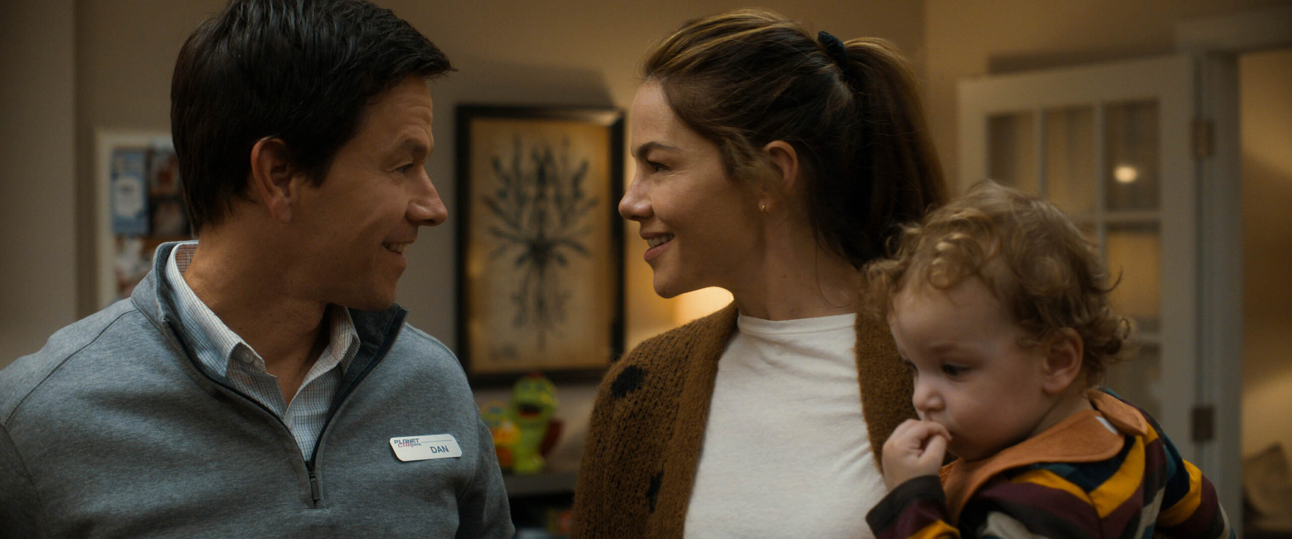 Mark Wahlberg e Michelle Monaghan in 'The Family Plan' [credit: courtesy of Apple]