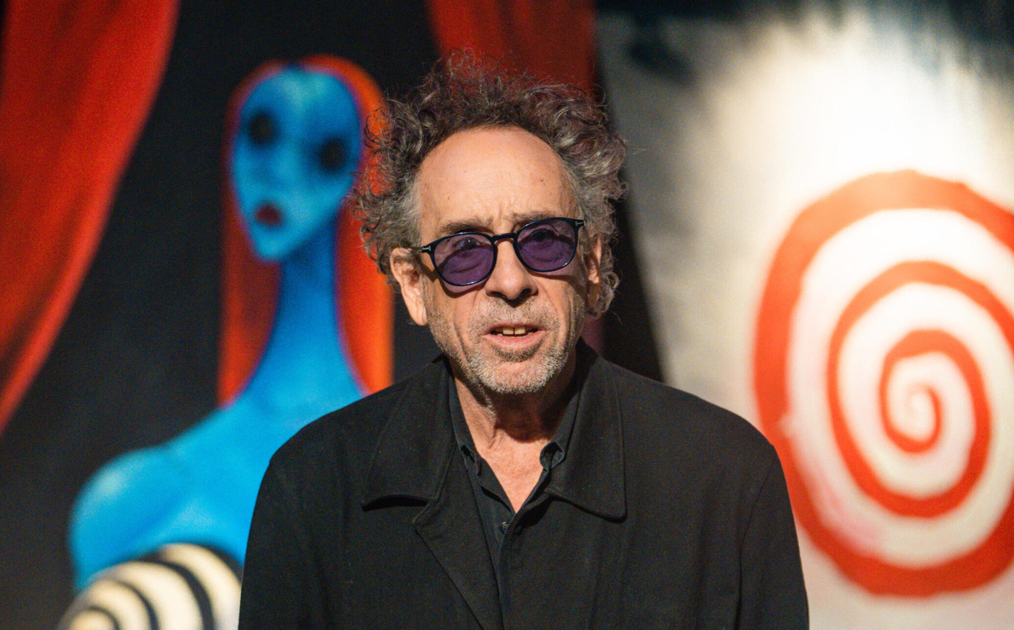 Il regista Tim Burton nella sala del Tempio della Mole Antonelliana, durante la conferenza stampa sulla mostra 'The World of Tim Burton' alla Mole Antonelliana di Torino, il 10 ottobre 2023. [credit: ANSA/Jessica Pasqualon]