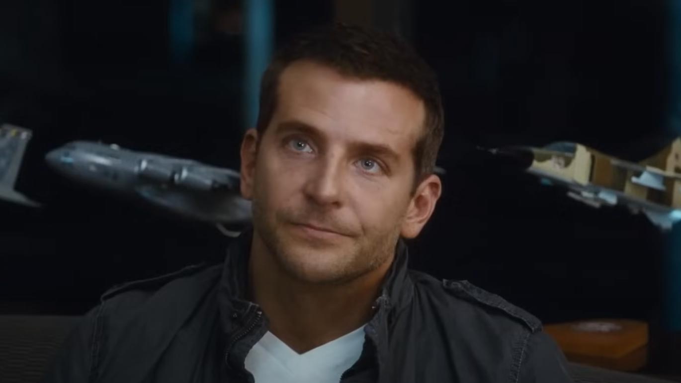 Bradley Cooper in Sotto il cielo delle Hawaii (2015)