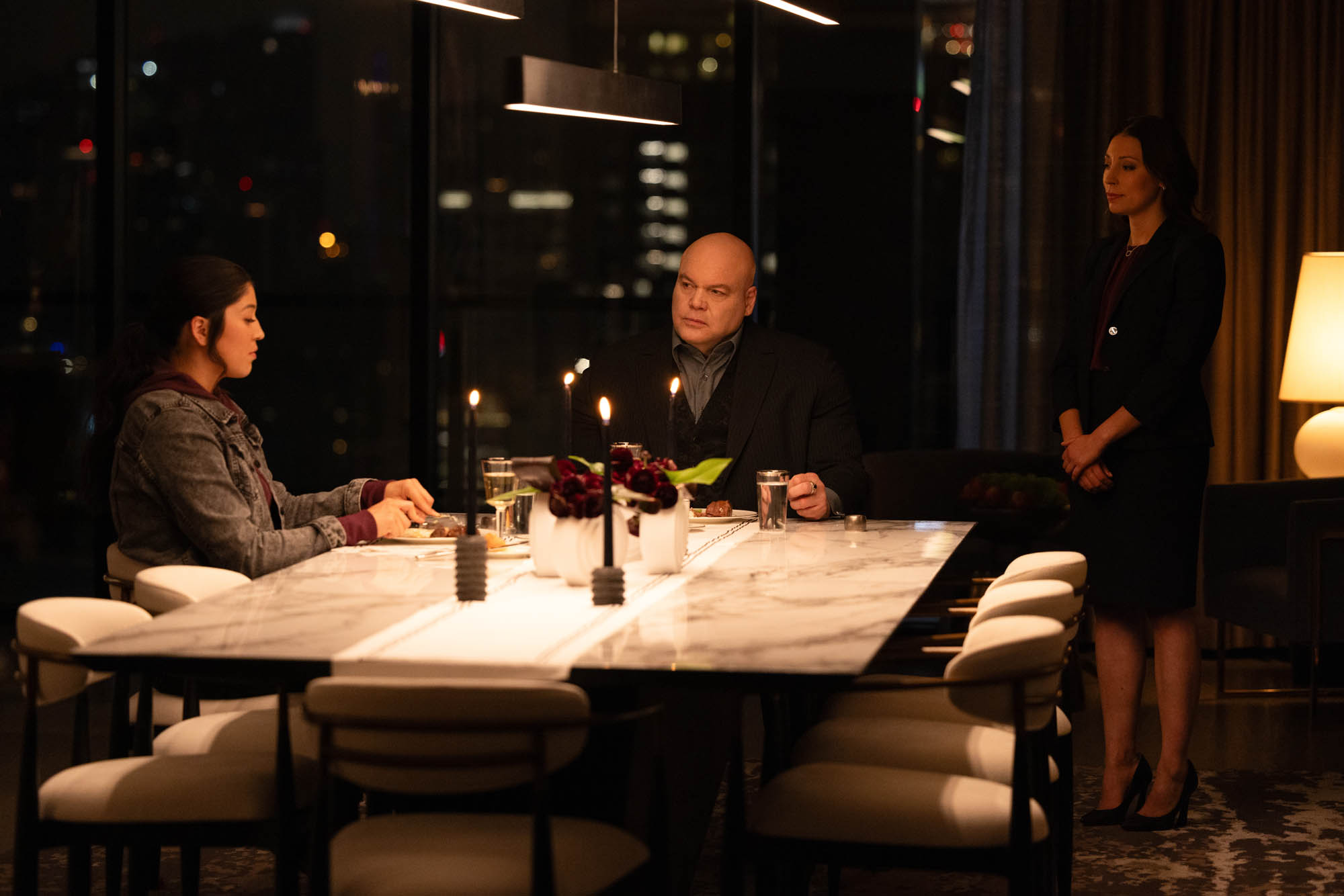 (S-D) Alaqua Cox come Maya Lopez e Vincent D'Onofrio come Wilson Fisk/Kingpin in Marvel Studios' ECHO [credit: foto di Chuck Zlotnick. Copyright Marvel]