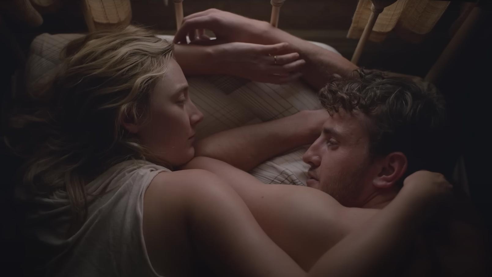 Saoirse Ronan e Paul Mescal in Il Nemico (Foe)