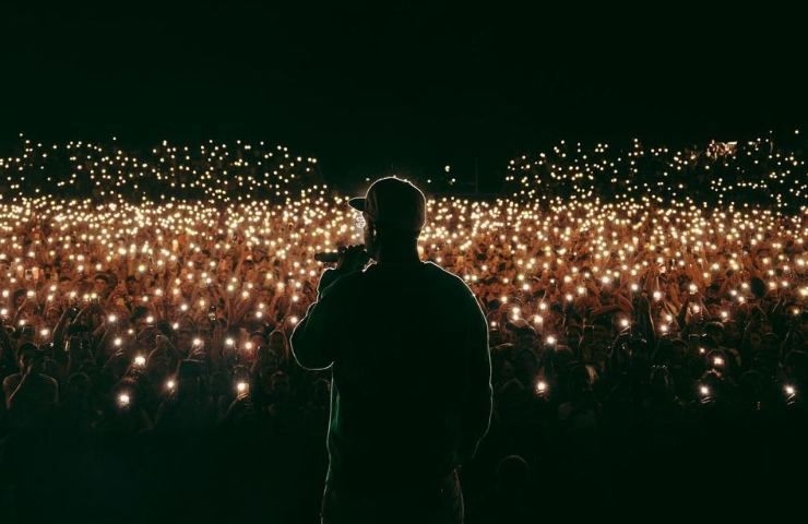 Geolier presenta in anteprima il suo nuovo album: fan scatenati