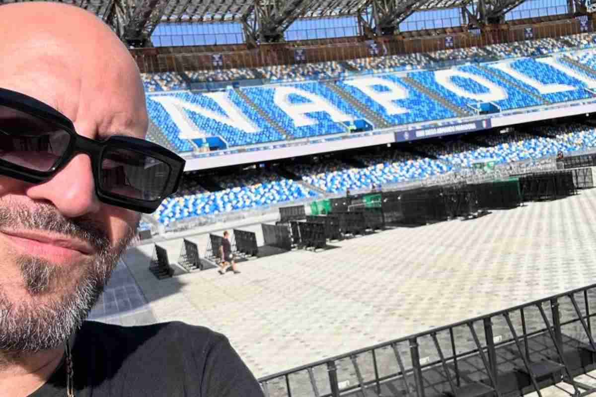 Giuliano Sangiorgi non trattiene l'emozione: i Negramaro al Maradona con la chitarra di Pino Daniele