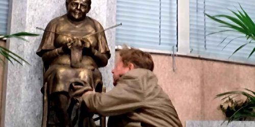 La statua della mamma del mega direttore galattico tornerà alla Regione Lazio: un omaggio a Paolo Villaggio