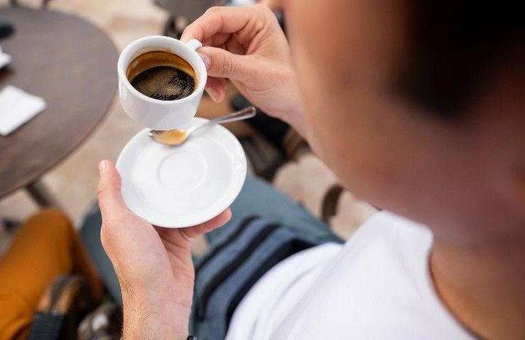 "Come gustarlo meglio": caffè, l'acqua si beve prima o dopo? Arriva la risposta definitiva