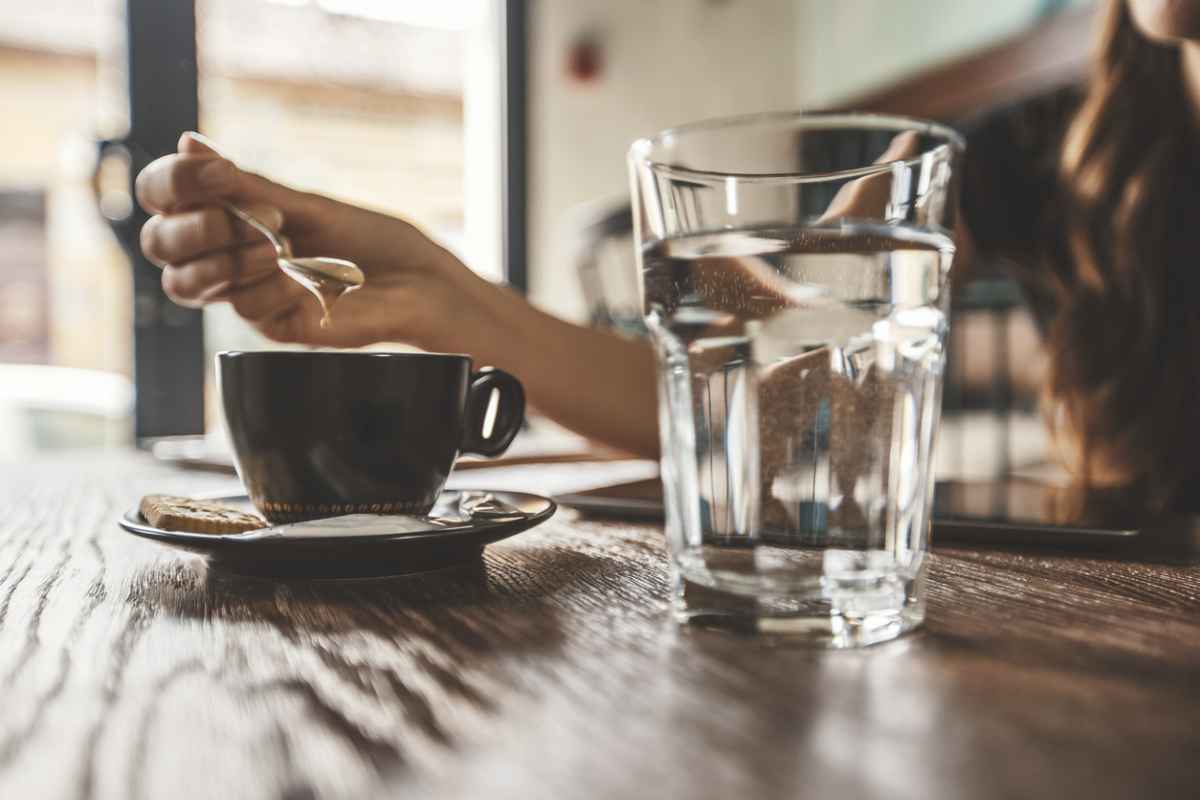 "Come gustarlo meglio": caffè, l'acqua si beve prima o dopo? Arriva la risposta definitiva