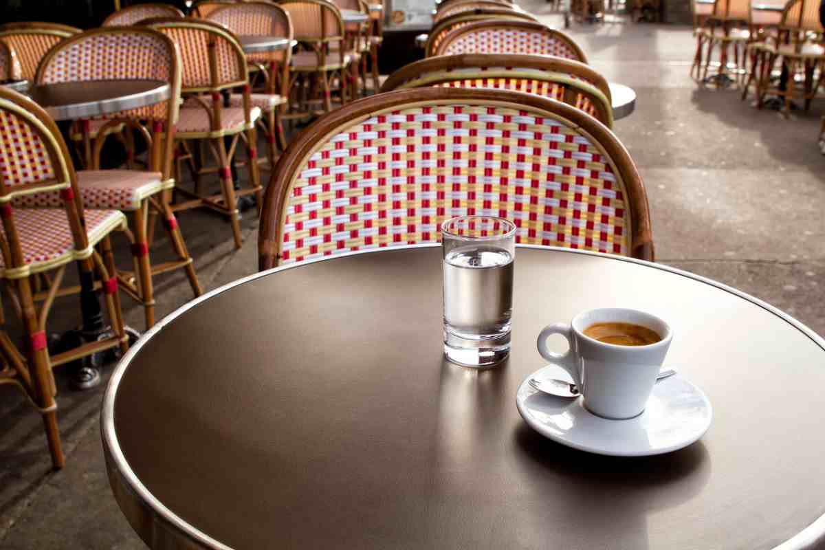 "Come gustarlo meglio": caffè, l'acqua si beve prima o dopo? Arriva la risposta definitiva