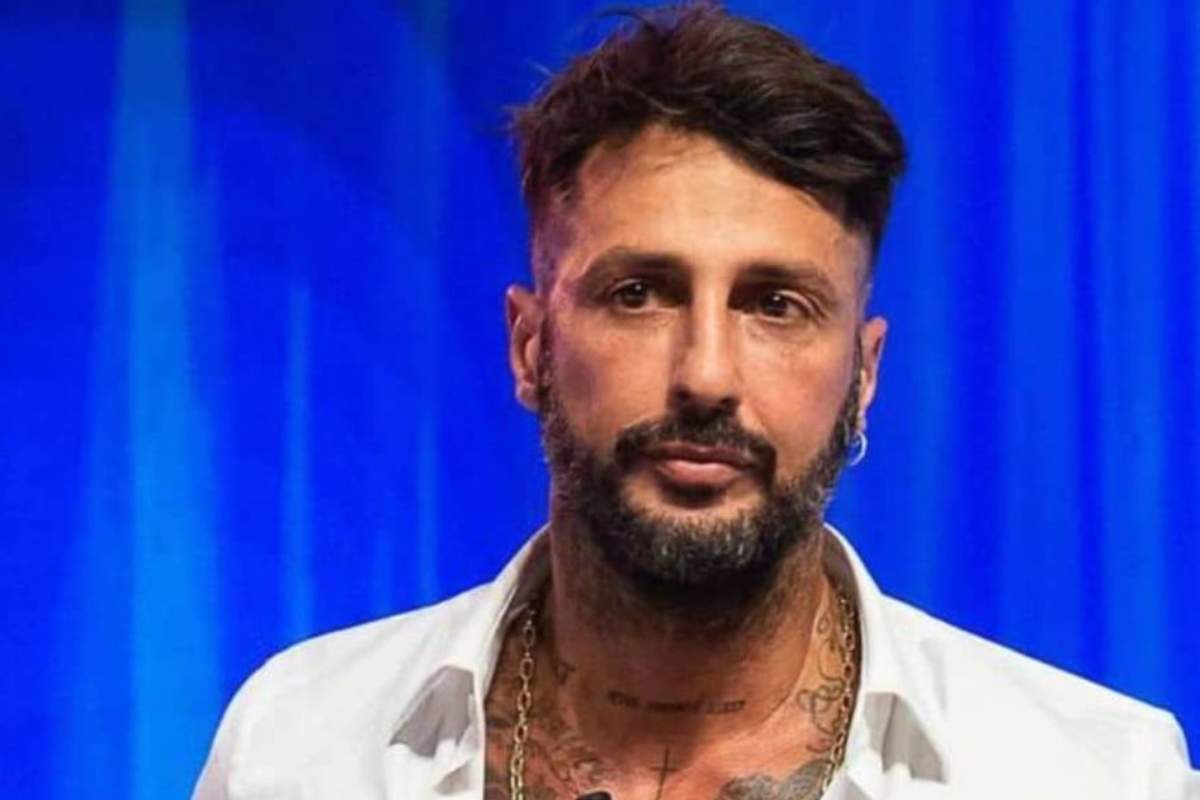 Fabrizio Corona sgancia la bomba: "De Martino ad Affari Tuoi? Un tappabuchi"