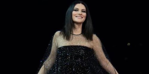 Laura Pausini non trattiene l'emozione e commuove i fan: 