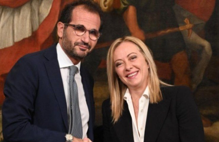 Giorgia Meloni in vacanza in Puglia: con lei (anche) Andrea Giambruno