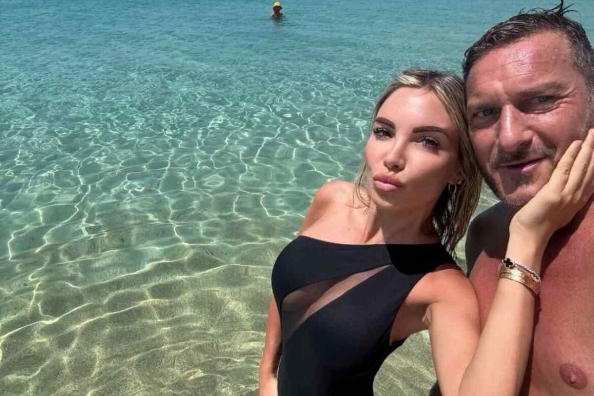 Totti e Noemi Bocchi in vacanza in Grecia.