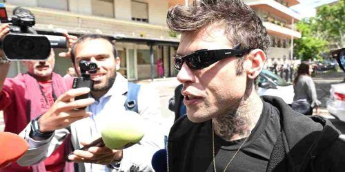 Fedez spiazza tutti e prende una decisione inattesa. Immediata la reazione di Chiara Ferragni