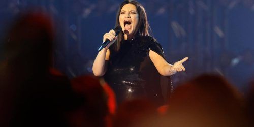 Laura Pausini interrompe il concerto, momenti di tensione sotto al palco: 